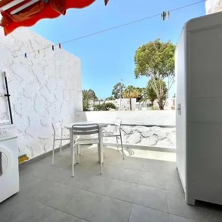 Cozy Apartment With Wifi,Pool, Near The Beach In Tenerife Sur